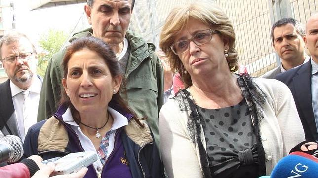 La directora del Instituto Joan Fuster, Dolors Perramón (i), y de la consejera catalana de Educación, Irene Rigau (d),