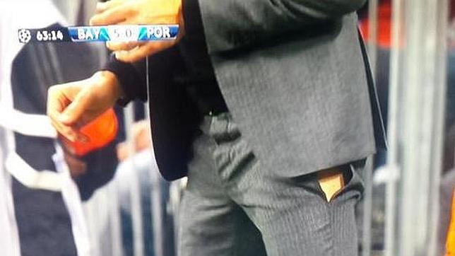 Guardiola acaba con el pantalón roto