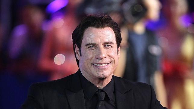 Travolta en la alformbra roja de una presentación en Qingdao