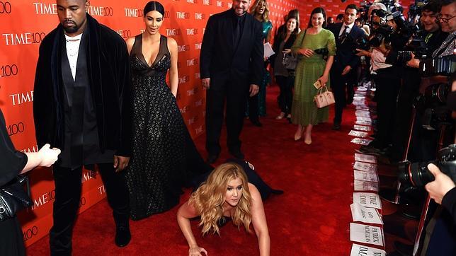 Amy Schumer se «cae» frente a Kim Kardashian en la gala de los «TIME 100»