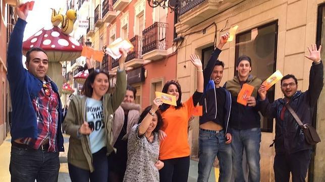 Aparecen los billetes que easyJet escondió por las calles de Alicante