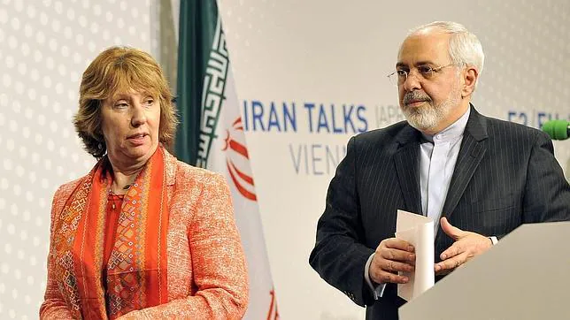 Catherine Ashton (i) y Mohamad Yavad Zarif (d)