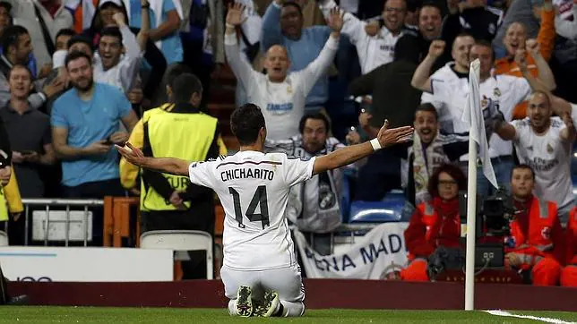 Chicharito, de espaldas, celebra el gol anotado ante el Atlético de Madrid
