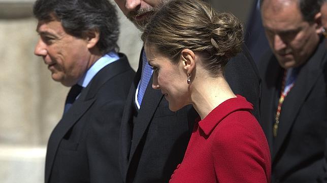 La Reina Letizia recupera el «recogido» para los premios Cervantes