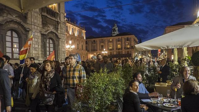 Solo un puñado de manifestantes grita por los inmigrantes muertos