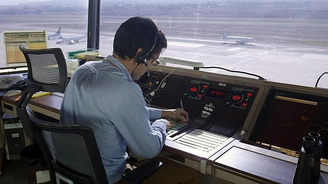 Un controlador aéreo, en el aeropuerto Alicante-Elche