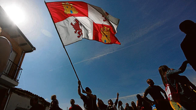 Un hombre sostiene una bandera de Castilla y León
