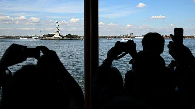 Turistas fotografiando la Estatua de la Libertad