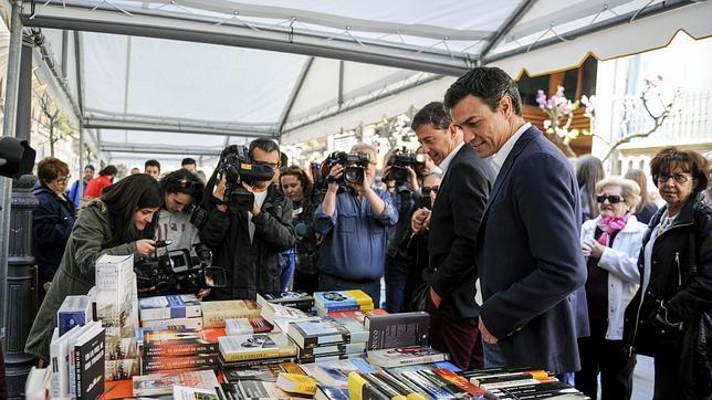 Pedro Sánchez aprovechó puestos callejeros para cotejar distintos libros
