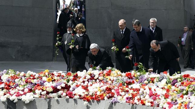 En la imagen el líder de la Iglesia armenia, y los presidentes de  Armenia, Rusia, Chipre y Francia colocan flores en el monumento en recuerdo de las víctimas del genocidio armenio