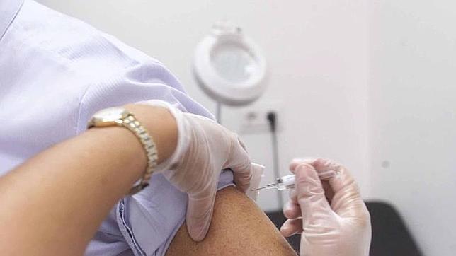 Los adultos necesitan también protegerse, en especial si viajan o tienen enfermedades crónicas