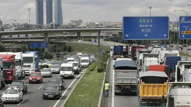 Los camioneros pactan con Fomento dejar de circular voluntariamente por algunos tramos de carreteras