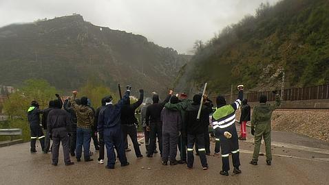 Mineros cortan la N-630 y la línea del tren en Ciñera en protesta por ...
