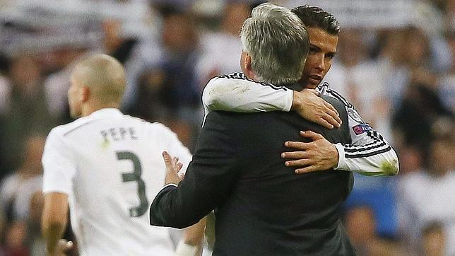Ancelotti es abrazado por Cristiano tras vencer en la Champions; el técnico exige el mismo compromiso en la Liga