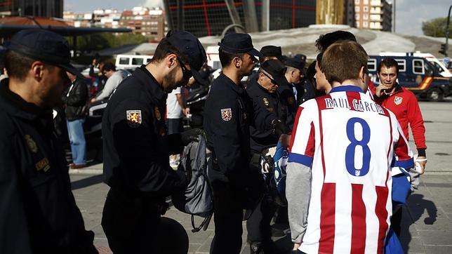 Vídeo: Así vive la Policía un partido de alto riesgo