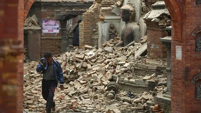 Unos 120 españoles serán evacuados desde Nepal a la India