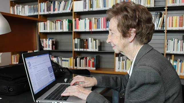 Margarita Salas editando artículos de científicas españolas en Wikipedia