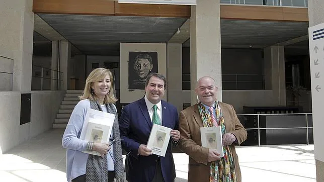 La directora del Museo de Bellas Artes, Ángeles Penas, el alcalde de La Coruña y el autor, Rafael Inglada