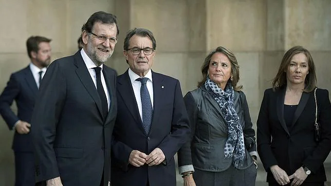 Mas y Rajoy, junto a sus esposas, a las puertas de la Sagrada Familia