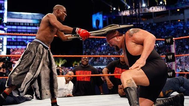 Mayweahter y Big Show, durante el combate disputado en Wrestlemania