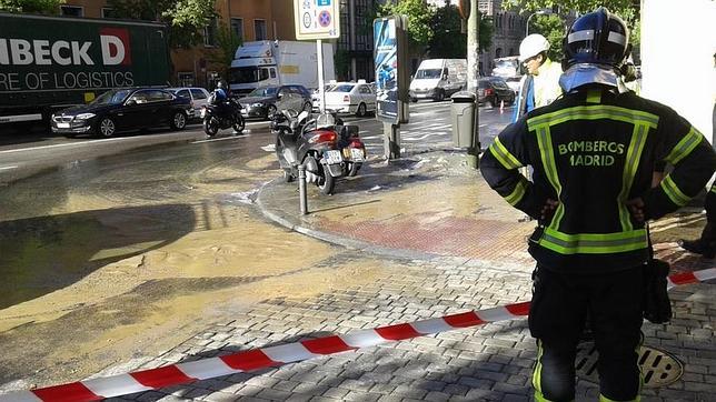 La rotura de una tubería inunda la Ronda de Valencia y dificulta el tráfico