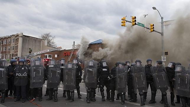 Declaran el estado de emergencia y un toque de queda por los disturbios en Baltimore