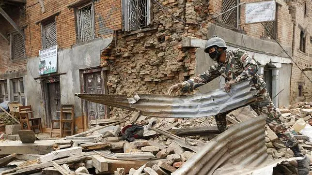 Un soldado nepalí, en las tareas de rescate en la localidad de Shaku