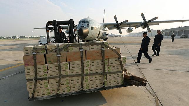 Treinta toneladas de ayuda humanitaria española despegan esta noche hacia Nepal