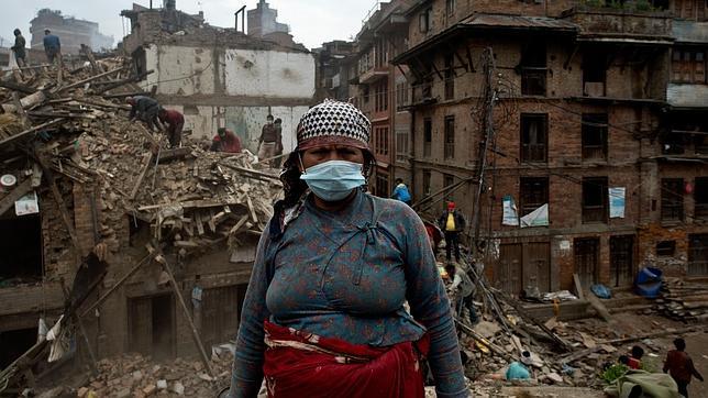 Los bomberos españoles buscan supervivientes en un área de difícil acceso en Nepal