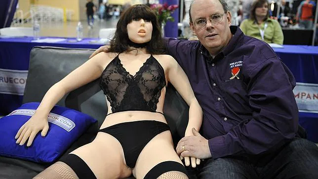 El ingeniero e inventor Douglas Hines posa con su robot sexual Roxxxy en la exposición erótica de Las Vegas, Nevada, en enero de 2010