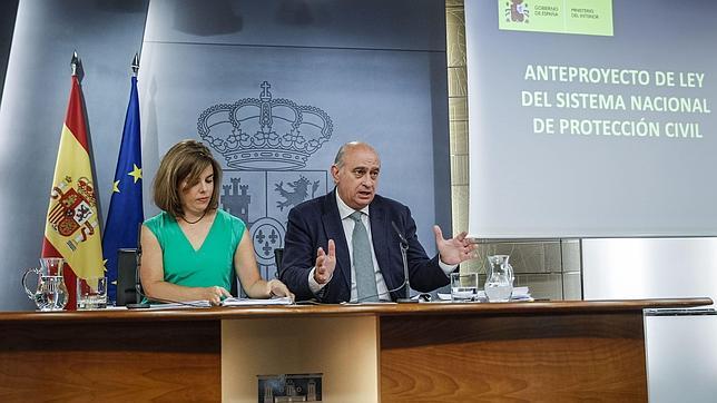 Soraya Sáenz de Santamaría, y Jorge Fernández Díaz, durante la rueda de prensa posterior a la reunión del Consejo de Ministros, que ha aprobado el anteproyecto de ley del nuevo sistema nacional de Protección Civil