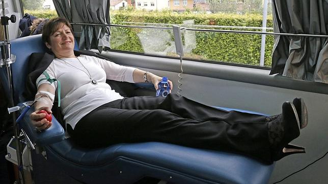 La consejera de Sanidad de Santiago de Compostela, Rocío Mosquera, dona sangre para concienciar a la población sobre la necesidad de donar sangre para el funcionamiento del sistema sanitario