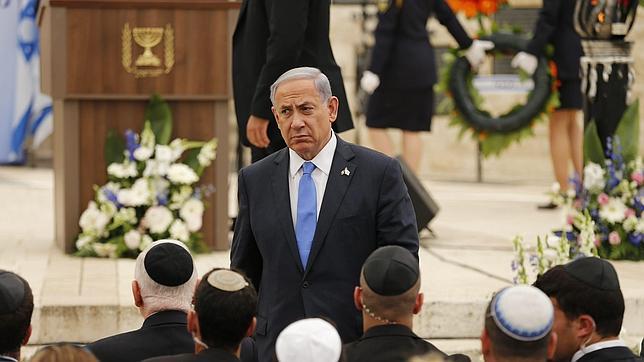 El primer ministro israelí, Benjamin Netanyahu (centro), asiste a una ceremonia en el cementerio militar de Monte Herzl