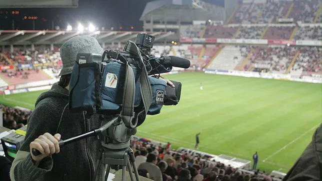 Cámara de TV preparado para retransmitir un partido de fútbol