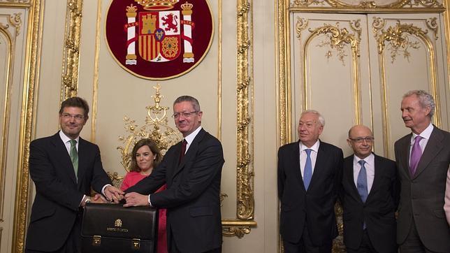 Gallardón le entrega la cartera ministerial a Catalá