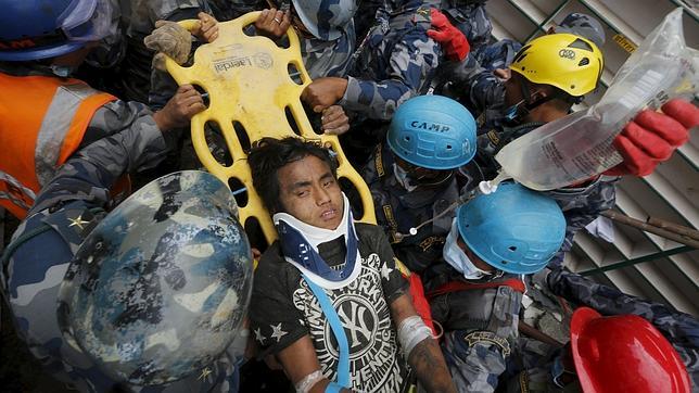 Rescatan con vida a un niño de 15 años casi cinco días después del terremoto