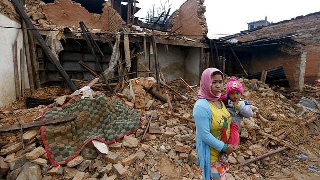 Una mujer nepalí ante su casa destruida en Katmandú