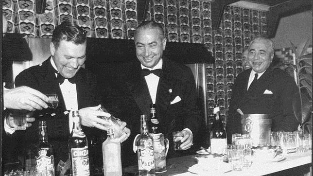 Perico Chicote prepara unos cócteles con su equipo de camareros