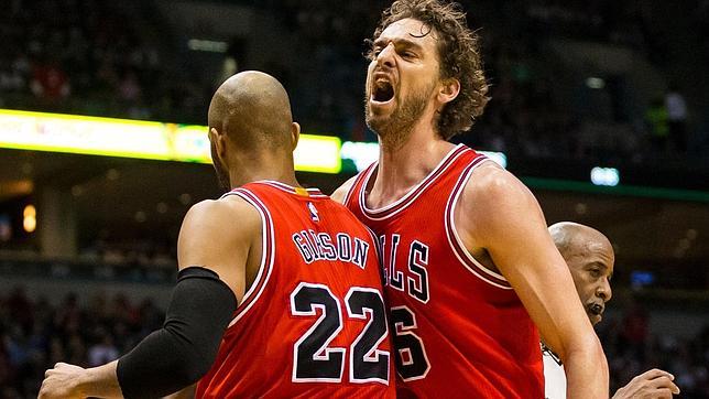 Exhibición y paliza de los Bulls para meterse en semifinales