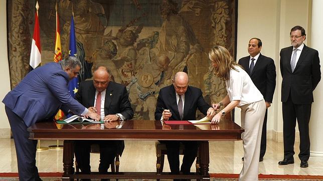 Los dos ministros del Interior firman el convenio en presencia de Al Sisi y Rajoy