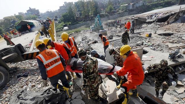 El número de muertos por el terremoto en Nepal supera ya los 6.200