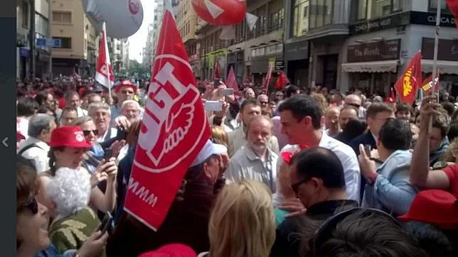 Pedro Sánchez saluda a un grupo de manifestantes en Valencia