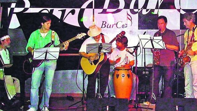 Los músicos que forman la Escuela de Música Creativa en el escenario de la Sala Barco