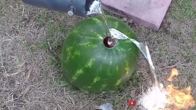 Experimento: Esto es lo que sucede al echar aluminio fundido en una sandía