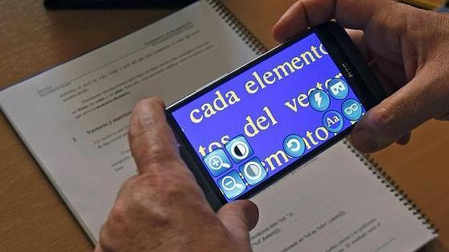 Una app alicantina convierte el móvil en unas gafas para discapacitados