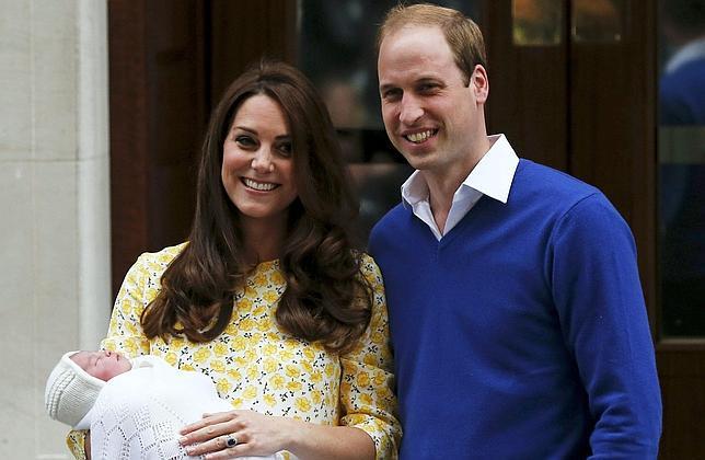 Los duques de Cambridge abandonan el hospital rumbo al palacio de Kensington