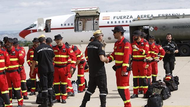 Miembros de la UME y guardias civiles, poco antes de despegar del Aeropuerto de Zaragoza