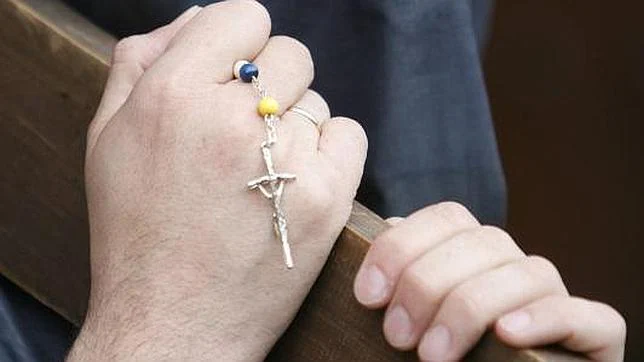 Rezar el rosario, una práctica que viene de la Edad Media
