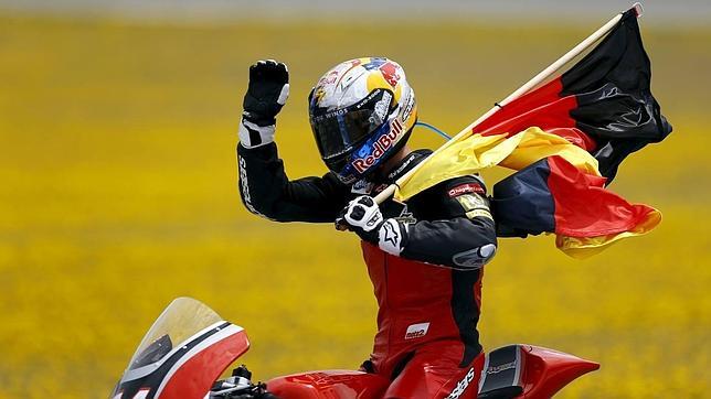 Jonas Folger vuelve a la victoria