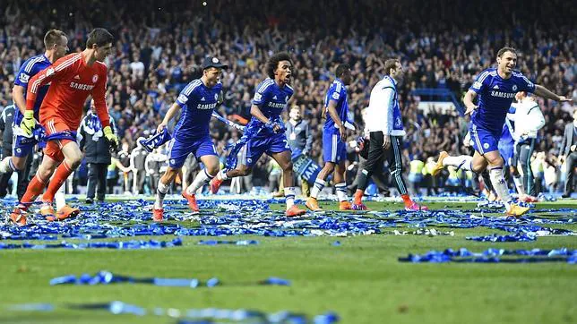 Los jugadores del Chelsea celebran el título en el césped de Stamford Bridge